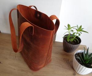 กระเป๋าถือหนังแท้สุดหรูสำหรับสุภาพสตรี พร้อมซิปปิด ปรับแต่งสีและโลโก้ได้ รุ่นใช้งานประจำวัน LTB-0229 - Product Image 2