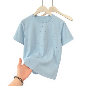 เสื้อยืดคอกลมแขนสั้นสีฟ้าอ่อนลำลองสำหรับผู้ชาย ลายเรียบ ทรงหลวม ผ้าฝ้าย 100% โลโก้ด้านหน้า ระบายอากาศได้ดี - Product Image 1