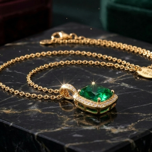 สร้อยคอพร้อมจี้รูปทรง Cushion สีเขียวไฮโดร CZ ขนาด 10 มม. เงินแท้ 925 ชุบทอง 18K สำหรับผู้หญิง - Product Image 4