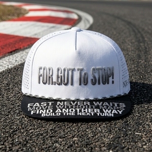 Gorra de golf de rendimiento premium de 5 paneles con visera plana, perforaciones cortadas a láser, bordado personalizado en la corona y malla exterior OEM - Product Image 6