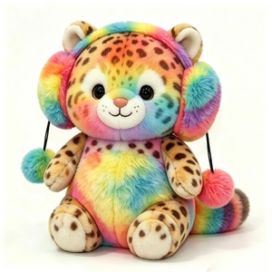 Peluche de leopardo suave personalizado con efecto tie-dye arcoíris y orejeras con pompones, lindo leopardo sentado con manchas y pelaje arcoíris. - Product Image 1
