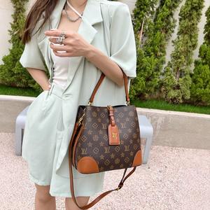 Bolso de Hombro Clásico de Marca Famosa, Suave, Impermeable, con Estampado de Moda, Versátil, Tipo Bandolera, para Mujer, de Diseño Casual y Lujo - Product Image 1