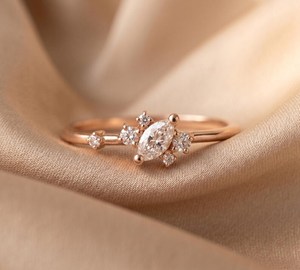 Bague florale en or rose 14 carats avec diamants de laboratoire taille marquise et taille ronde, bijou tendance pour mariée, idéal pour les promesses de mariage - Product Image 1