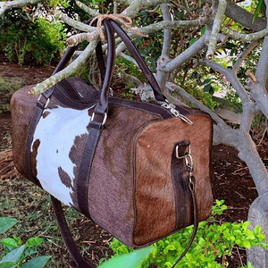 Bolsa de Viaje de Cuero Vacuno con Cierre de Cremallera, Bolsa de Fin de Semana Resistente, Diseño Estampado en Marrón y Blanco - Product Image 5