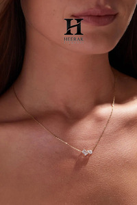 Collier Toi et Moi en or jaune 14 carats avec pendentif asymétrique à deux pierres, diamants taille émeraude et poire, bijoux en diamants de laboratoire - Product Image 5