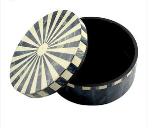 Caja de Joyería Artesanal de Resina Hecha a Mano, Estilo Artístico Único, Elegante Opción de Almacenamiento para Anillos, Pendientes y Accesorios - Product Image 3