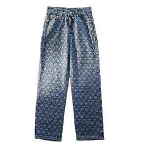 Mejora tu guardarropa con diseños personalizados y acabados de tela de alta calidad para tus pantalones vaqueros con estampado único. - Product Image 1