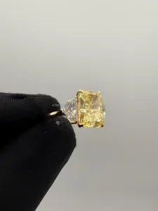 Anillo de Diamante Amarillo Corte Radiante con Piedras Laterales en Oro Amarillo, Anillo de Compromiso de Lujo, Elegante Joyería Fina para Novia, Regalo para Ella - Product Image 3