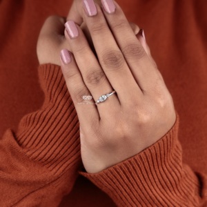 Bague de fiançailles ovale en diamant de laboratoire, or 14 carats, trois pierres, sertissage Muse, cadeaux de mariage, fabricant et fournisseur OEM ODM - Product Image 4