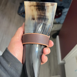 Corne à boire artisanale de style Viking pour le mead et l'ale, idéale pour les fêtes de Noël et les moments festifs - Product Image 4