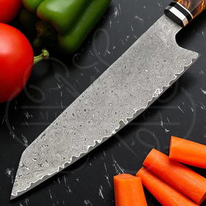 Lame de Damas forgée à la main en acier de Damas avec un bord festonné unique et un motif cellulaire. Manche unique en bois de résine de burl. - Product Image 4