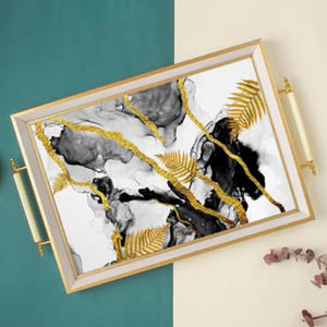 Plateau de service en bois au design moderne avec poignée florale dorée pour table basse – Équipement de restaurant à prix incroyable - Product Image 3