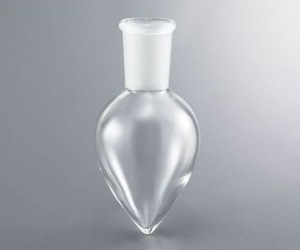 Fiole en verre borosilicate de qualité export, à col long et en forme de poire, pour le mélange et la distillation de produits chimiques en laboratoire, disponible à la vente - Product Image 3