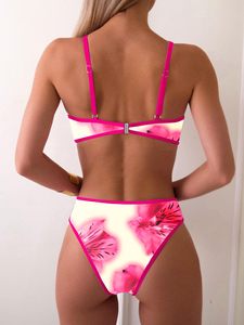 Conjuntos de bikini de grado comercial con estampado tie-dye en rosa intenso. Suministro a minoristas globales con un estricto control de calidad y bajos mínimos de pedido. - Product Image 2