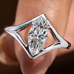 Anillo de compromiso solitario de oro macizo con diamante talla marquesa y diseño geométrico abierto, moderno, de espacio negativo, de lujo, regalo de alta gama - Product Image 1