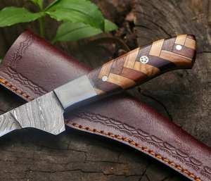 Cuchillo de caza personalizado de acero de Damasco con mango de madera, hoja de punta caída, filo recto, 0.6 mm de grosor, hecho a mano para uso en exteriores. - Product Image 2