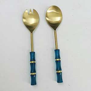 Ensemble d'ustensiles de service en acier inoxydable avec manche en résine, nouveau style, ensemble de couverts en métal, cuillère à salade pour usage domestique, hôtelier et en cuisine - Product Image 1