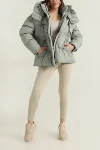 Veste d'hiver chaude et tendance pour femmes, design personnalisé avec logo, doublure en cuir de mouton, doublure en nylon, tissu en toile pour une utilisation en extérieur - Product Image 2