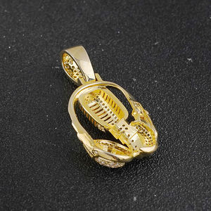 จี้หูฟังแบบ Iced Out พร้อมไมโครโฟน ชุบทอง ประดับเพชรโมอิสซาไนต์ทรงกลมเจียระไนแบบ Brilliant Cut ติดตั้งแบบ Channel Setting สไตล์ฮิปฮอป สำหรับทุกเพศ - Product Image 3