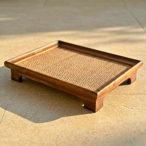 Plateau de service en bois massif fait main avec support surélevé en rotin tressé pour le service et la présentation d'ensembles de thé - Product Image 1