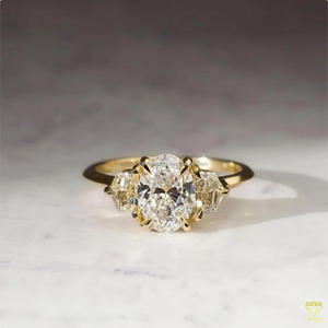Bague de fiançailles et de mariage en argent sterling 925 plaqué or avec trois pierres de moissanite taille ovale pour femme – Cadeau - Product Image 2