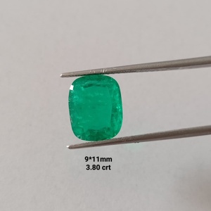 Pierre précieuse verte de qualité supérieure, de type coussin, de fabrication colombienne, pour la création de bijoux, artisanat et usage élégant - Product Image 1