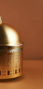 Plat de service rond en acier inoxydable multicolore avec couvercle en dôme et base à motif découpé pour mariages et traiteurs - Product Image 6