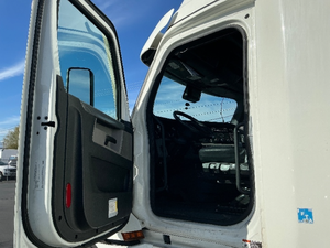 รถบรรทุกหัวลากขนาดใหญ่ ปี 2022 รุ่น 6x4 กำลัง 505 แรงม้า แบบมีห้องนอน สภาพดีเยี่ยม วิ่งเพียง 480,724 ไมล์ - Product Image 2