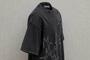 เสื้อยืดโอเวอร์ไซส์สีดำสำหรับผู้ชายจาก ONETEN APPARELS พิมพ์ลายด้านหน้าด้วยเทคนิคซิลค์สกรีน แขนสั้น ผลิตจากผ้าฝ้ายเจอร์ซีย์ที่เป็นมิตรต่อสิ่งแวดล้อม สไตล์สตรีทแฟชั่น - Product Image 4