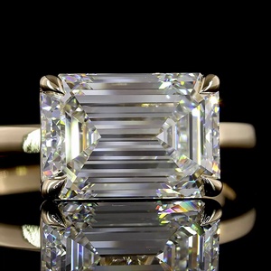 Bague solitaire en diamant de qualité supérieure, certifié IGI, de 3 carats, taille émeraude, en or jaune 18 carats, sertissage horizontal, pour anniversaire ou fête - Product Image 3