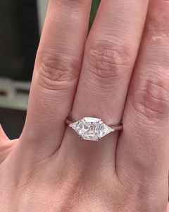 Bague en moissanite taille Asscher avec accents latéraux en trilions pour femme, en argent 925 original, bijou de promesse de mariage, cadeau pour elle - Product Image 2