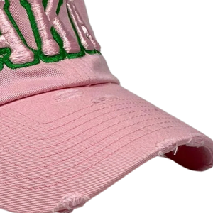 หมวกแก๊ปสีชมพู AKA Pink Hat แบบดิสเทรส พร้อมตัวอักษรปักสีเขียว ปรับขนาดได้ ผลิตจากผ้าฝ้าย เหมาะสำหรับใส่ลำลองหรือเล่นกีฬากลางแจ้งสำหรับผู้หญิง - Product Image 4