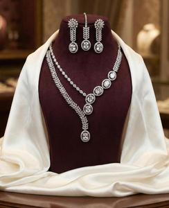 Conjunto de collar de circonita cúbica CZ de calidad premium con Maang Tikka, diseño elegante y sofisticado en plata pulida, ideal para fiestas. - Product Image 1