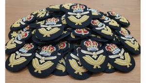 Badges brodés de haute qualité, support noir, couronne brodée 3D dorée, fabriquée avec une broderie durable - Product Image 4