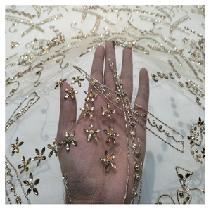 Tissu de robe tube de luxe pour mariage, en dentelle filetée ornée de cristaux, de perles faites à la main et de pierres dorées, de poids moyen - Product Image 2
