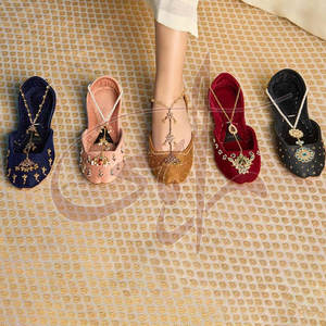 Calzado Khussa para Mujer en Oferta, Gran Cantidad, Tela de Terciopelo Suave, Antideslizante, Entresuela de Cuero Genuino de Alta Calidad, Diseño Moderno - Product Image 4