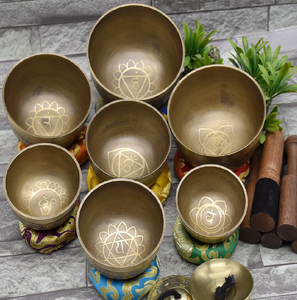Juego de cuencos tibetanos multicolor para chakras con palillos, estuche y banderines, disponible a precios de mayorista. - Product Image 5