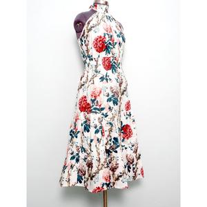 เดรสยาวลำลองผู้หญิง ผ้าฝ้าย 100% ระบายอากาศได้ดี เป็นมิตรกับสิ่งแวดล้อม คอแบบผูก สายคล้องไหล่ แขนตก ทรงเอไลน์ ลายดอกไม้สไตล์โบโฮ - Product Image 4