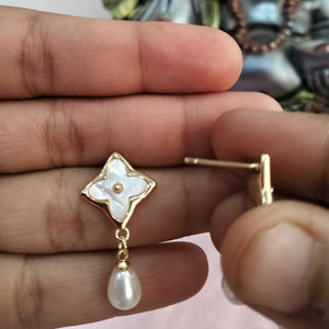 Pendientes de Perlas con Forma de Flor de Madreperla, Chapados en Oro, Antideslustre, Proveedor Mayorista de Joyería de la India - Product Image 3
