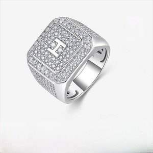 Anillo de Moissanita de Alta Gama en Oro y Plata, Joyería de Lujo para Bodas, Vida Nocturna y Reuniones Sociales - Product Image 1