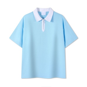 Polo de manga corta azul marino para hombre con cuello blanco y diseño de letras impresas en la parte delantera, estilo casual. - Product Image 4