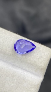 Pierre naturelle certifiée Tanzanite taille poire, couleur et lustre excellents, Zoisite naturelle 1,98 carat, clarté loupe. - Product Image 5