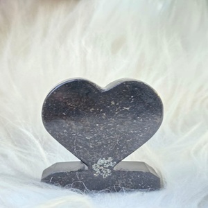 Pierre semi-précieuse naturelle Nuummite de qualité supérieure, en forme de cœur bombé, pour bijoux et méditation, magnifique, vente en gros - Product Image 3