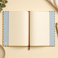 Carnet de journal LABON personnalisé en lin crème, couverture rigide, dos bleu marine, titre en feuille d'or, bordure rouge et bleue, timbres postaux