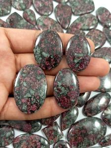 Vente en gros de cabochons en eudialyte naturel, pierres précieuses polies en vrac, cristaux de designer pour la fabrication de bijoux - Product Image 1