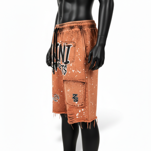 Shorts de felpa de algodón premium de 280 GSM con lavado ácido, color naranja óxido, bolsillos tipo cargo y logotipo personalizado con serigrafía. - Product Image 3