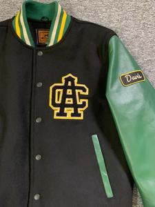 บริการ OEM เสื้อแจ็คเก็ตหนังสีดำเขียวสำหรับผู้ใหญ่ แขนหนัง สไตล์วินเทจฮิปฮอปแบบวาร์ซิตี้  ติดกระดุมหน้าแบบเชบุคโต - Product Image 3