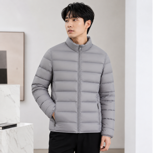 เสื้อแจ็คเก็ตกันลมสีเทาสำหรับผู้ชายแบบ OEM สั่งทำพิเศษ  แบบหนา คลาสสิก  บุผ้านวม  ย้อมสี  ทรงยาว  คอตั้ง  ซิปด้านหน้า  น้ำหนักเบา สำหรับฤดูหนาว - Product Image 3