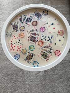 โต๊ะข้างเรซิ่นคาสิโนรอยัล ตกแต่งด้วยไพ่และชิปโป๊กเกอร์ - Product Image 2