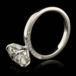 Fournisseur de bijoux de créateur VVS DIAM – Bagues en or 14 carats avec moissanite, taille ovale allongée brillante, pavé caché, griffes d'aigle - Product Image 2
